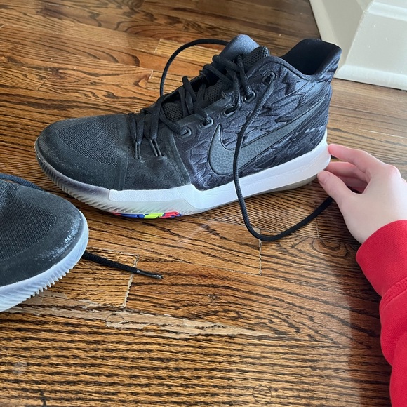 KYRIES - Picture 10 of 10